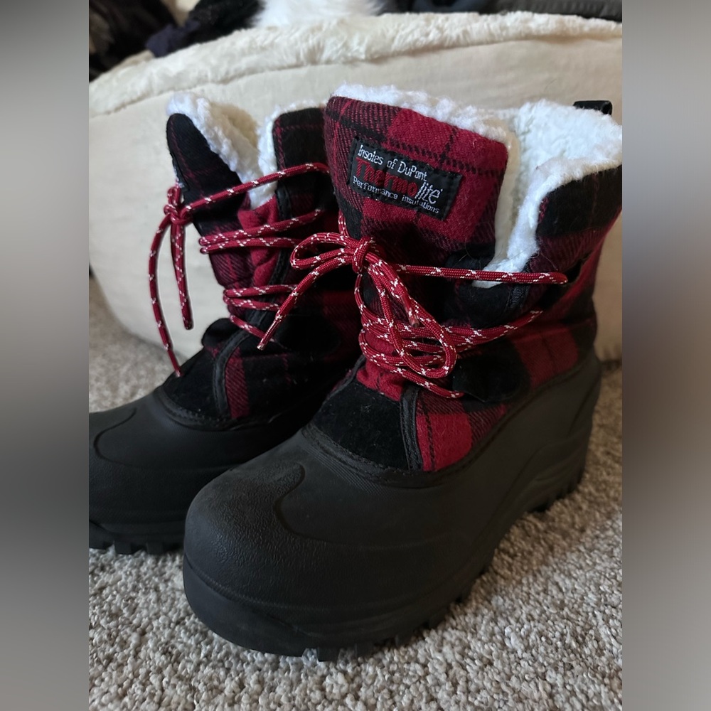 Insoles of DuPont womens snow boot red flannel with sherpa lining. Super cute
